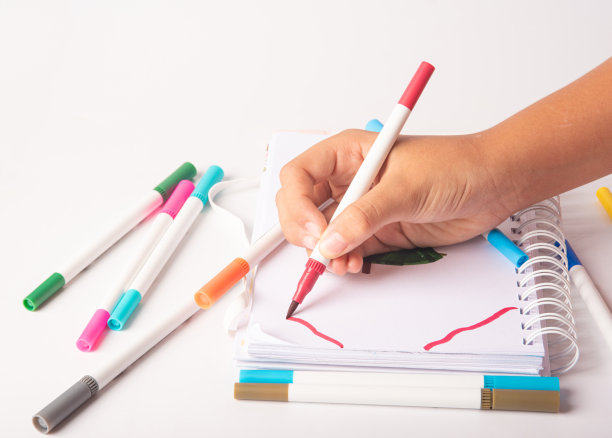 学习用品，青少年用记号笔手绘，白色背景，选择性聚焦。图片下载