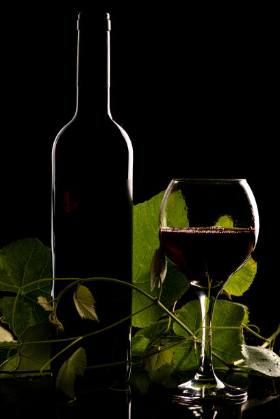 葡萄酒和玻璃，一个美丽的低调的照片，酒瓶和玻璃的剪影，选择性聚焦。图片下载