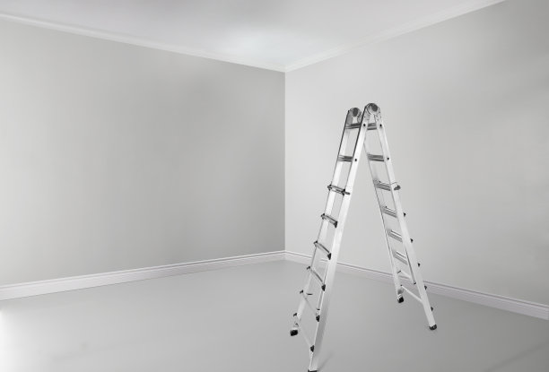 空房间里的金属梯子图片下载