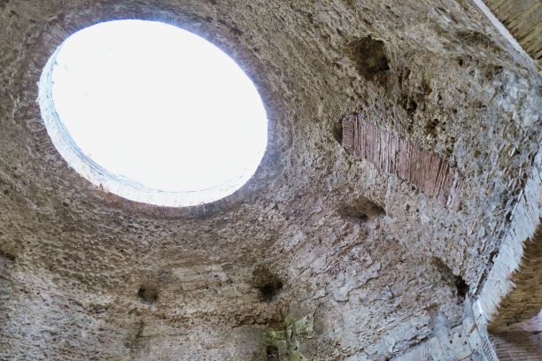 墙上的洞，照片作为背景在旧意大利罗马domus aurea，罗马，意大利图片下载