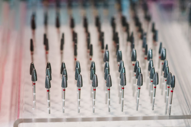 修指甲工具。店里修指甲机用的剪刀。修指甲用的指甲钻头。配件旋转电动指甲锉。铣刀组。各种专业的修脚工具。图片下载