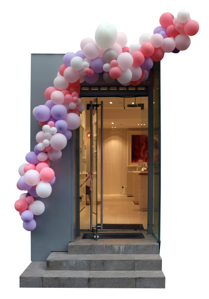 商店的入口处装饰着一个个孤立的气球图片下载