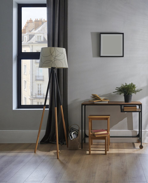 装饰房间的椅子、桌子、笔记本电脑、植物花瓶、灯架、灰墙前、棕色窗帘、拼花室内设计、工作角落。图片下载