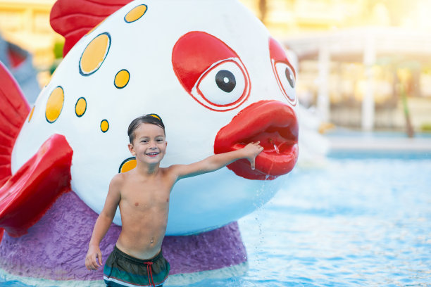 小男孩在户外水上公园玩耍的照片图片下载