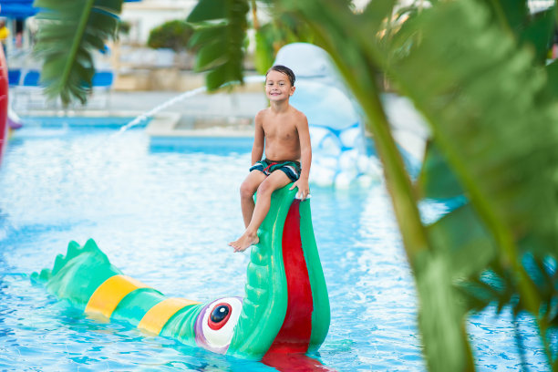 小男孩在户外水上公园玩耍的照片图片下载