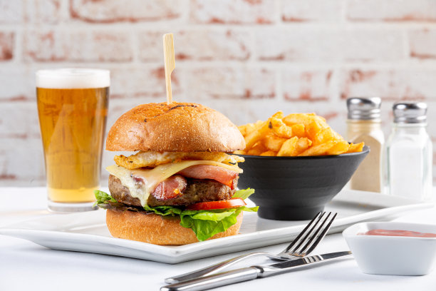 薯条、汉堡和啤酒图片下载