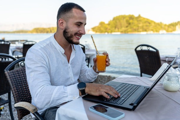 在咖啡花园的清爽工作图片下载