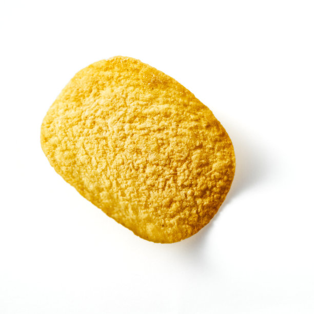 金黄色的脆皮薯片孤立在白色的背景上。极简的食物照片。图片下载