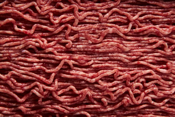 生的和新鲜的碎牛肉特写。极简的美食照片，低调。俯视图图片下载