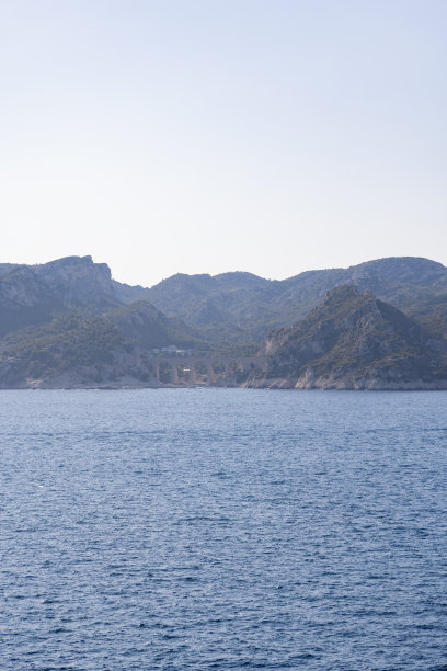 这张照片是在法国马赛市的一艘游轮上拍摄的，展示了马赛的城市景观图片下载