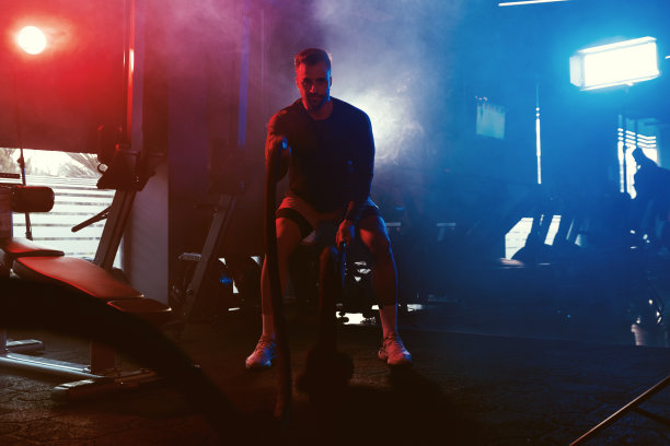 动感绳锻炼在大气健身房照明图片下载