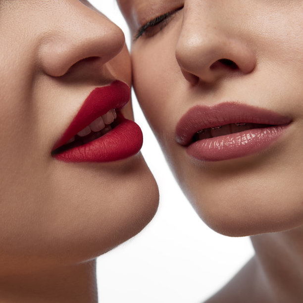 剪短的照片，年轻的女士用红色的口红和自然的颜色，光滑，丰满，滋润的嘴唇。时尚的肖像。图片下载