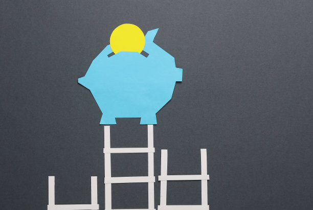 灰色背景上的纸楼梯和储蓄罐。经营理念图片下载