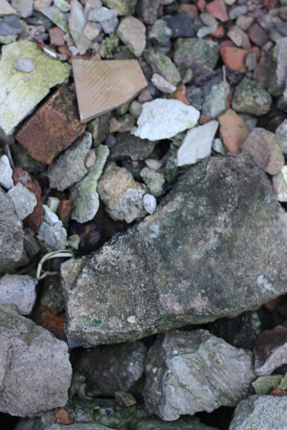 一堆砾石的前房屋建筑，图片下载