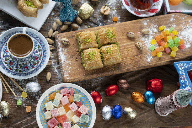 五颜六色的开斋节糖果和巧克力中的土耳其咖啡，传统的奥斯曼美食甜点，土耳其软糖和果仁蜜饼照片，Üsküdar伊斯坦布尔，土耳其图片下载