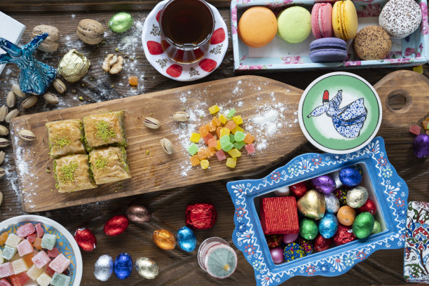 五颜六色的开斋节糖果和巧克力中的土耳其咖啡，传统的奥斯曼美食甜点，土耳其软糖和果仁蜜饼照片，Üsküdar伊斯坦布尔，土耳其图片下载