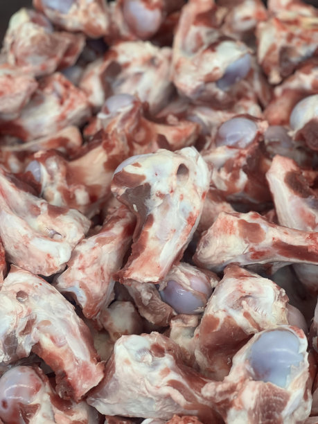 一堆生肉的照片，里面插着一把刀。图片下载