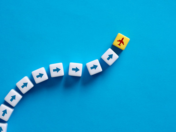 飞机沿航线飞行。图片下载