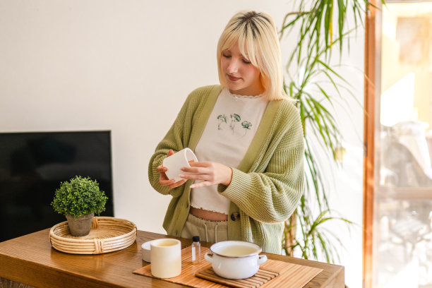 年轻女子为她的小生意制作有香味的大豆蜡烛图片下载