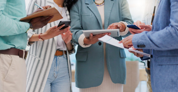 商务人员的手，平板电脑和团队合作工作，会议报告，笔记或项目反馈数据。合作，日程安排和员工审查品牌插图，设计或在线计划图片下载