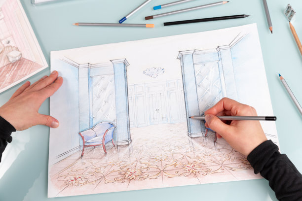 女室内设计师在工作场所为舒适的客厅绘制彩色手绘图片下载