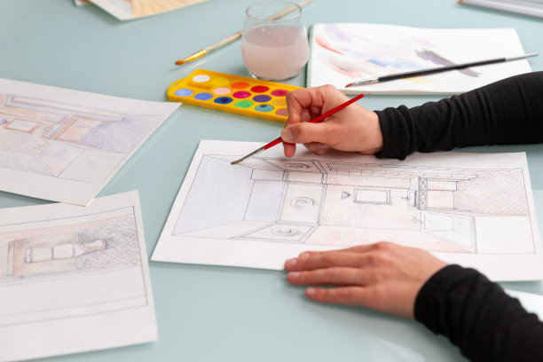 室内设计师正在用水彩颜料和刷子绘制浴室的彩色手绘。图片下载