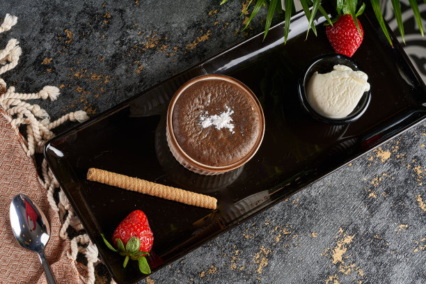 一张特写照片，一个奶酥饼和饼干放在一个黑色盘子里图片下载