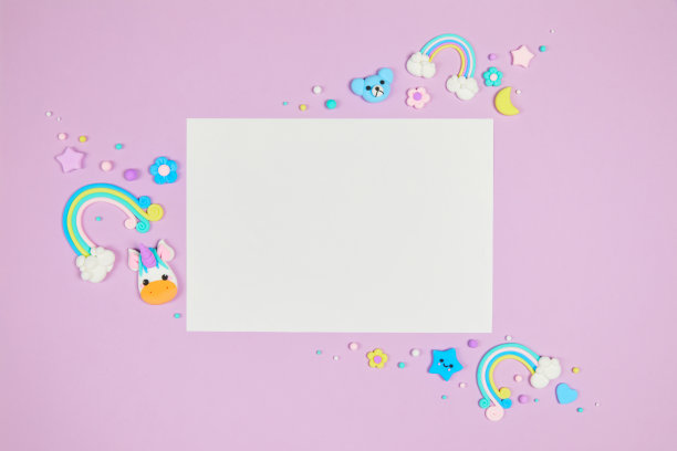 空白的白色卡片在柔和的紫色背景与卡哇伊卡通动物图片下载