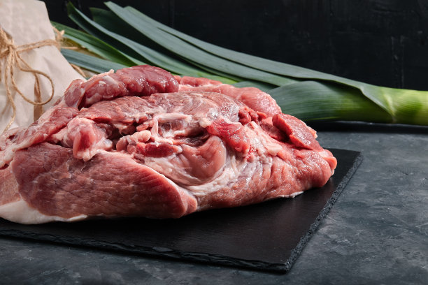 完美的加了香料的生猪颈肉，放在砧板上的特写。环保包装，食品店照片。图片下载