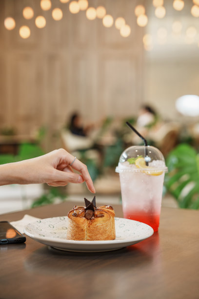 牛角包榛子果仁糖图片下载