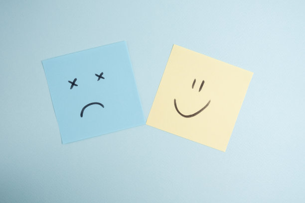 在彩色背景、横幅和文字位置上带有各种表情符号的纸卡。积极思考的概念形象与满意度图片下载