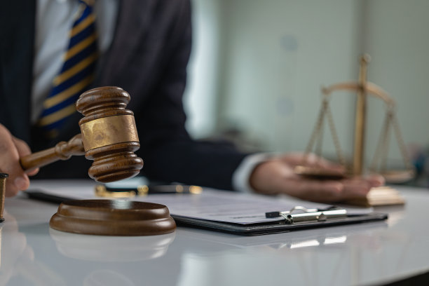 司法和法律观念男法官在法庭上用锤子和天平在桌子上用电脑和键盘工作，法律顾问概念特写图片图片下载