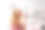 年轻漂亮的女人在化妆时看着镜子图片下载