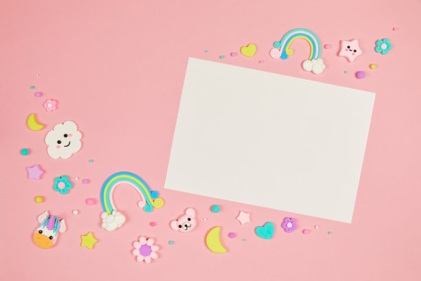 空白的白色卡片在柔和的粉红色背景与卡哇伊卡通动物图片下载