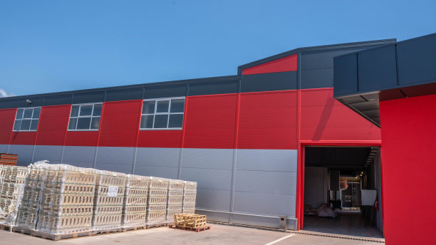 工厂，在森林中央。屋顶和树顶。库存图片图片下载