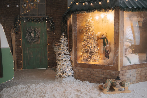 冬日里为圣诞节装饰的小街上的商店橱窗图片下载