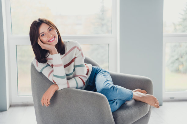 可爱的满意的人的照片有好心情坐舒适的椅子阳光窗户平静的房子里面图片下载