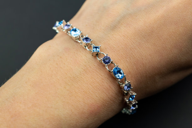 美丽的宝石水晶手镯，独特的手工石珠珠宝背景，宣传照片为网上珠宝店图片下载