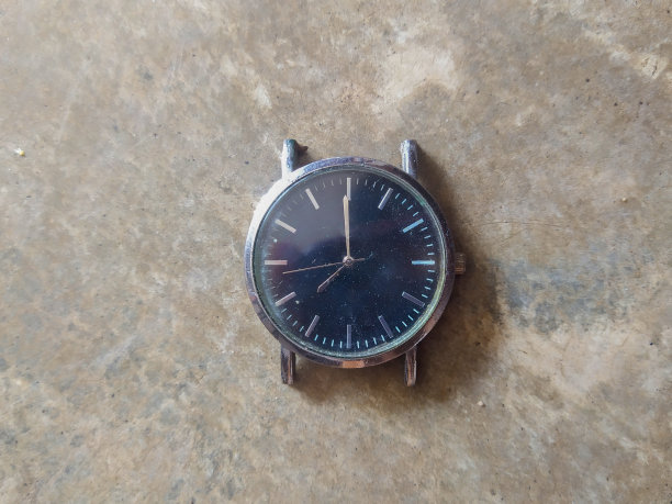 破损或破裂的手表或没有表带的手表在混凝土表面图片下载