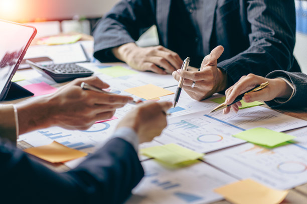 业务团队用现代笔记本电脑分析收入图表和图表业务分析和战略思考创业团队会议年轻的创意同事，特写照片图片下载