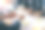 业务团队用现代笔记本电脑分析收入图表和图表业务分析和战略思考创业团队会议年轻的创意同事，特写照片图片下载