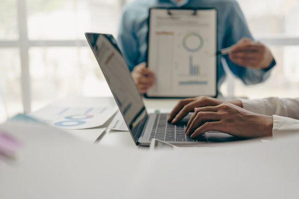 业务团队用现代笔记本电脑分析收入图表和图表业务分析和战略思考创业团队会议年轻的创意同事，特写照片图片下载