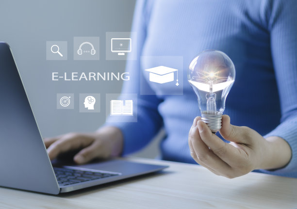 人们在数字屏幕上参加在线课程，学习知识，培养创造力和解决问题的能力。图片下载