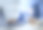 人们在数字屏幕上参加在线课程，学习知识，培养创造力和解决问题的能力。图片下载