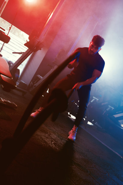 动感绳锻炼在大气健身房照明图片下载