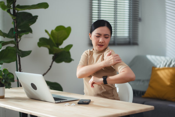 患有办公室综合症的亚洲女性坐在家里办公。图片下载