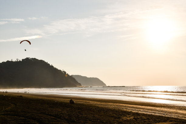 路上有停车标志，照片作为背景图片下载