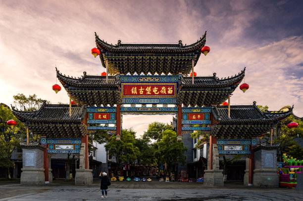 夕阳下的贵州青岩古镇苗族村古门楼图片下载