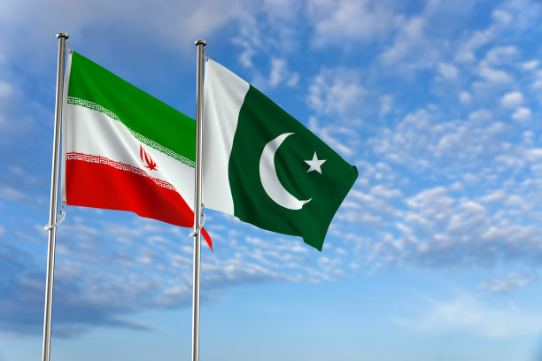 巴基斯坦伊斯兰共和国国旗和伊朗伊斯兰共和国国旗在蓝天的背景。3D插图图片下载