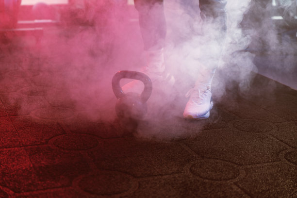 运动员的脚与壶铃的特写图片下载